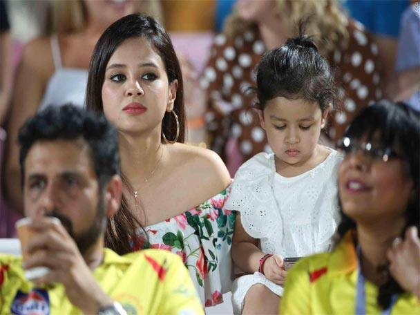 গ্যালারিতে ধোনি-পত্নী সাক্ষীর চোখে-মুখেও তখন উদ্বেগ। কিন্তু জিভার উচ্ছ্বলতায় কোনও খামতি নেই তখনও। 