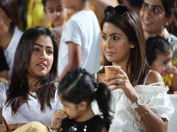 গতকাল রাতের ম্যাচে রায়নার স্ত্রী প্রিয়ঙ্কা ও ভাজ্জির স্ত্রী গীতা বসরাকে একসঙ্গে দেখা যায়। 