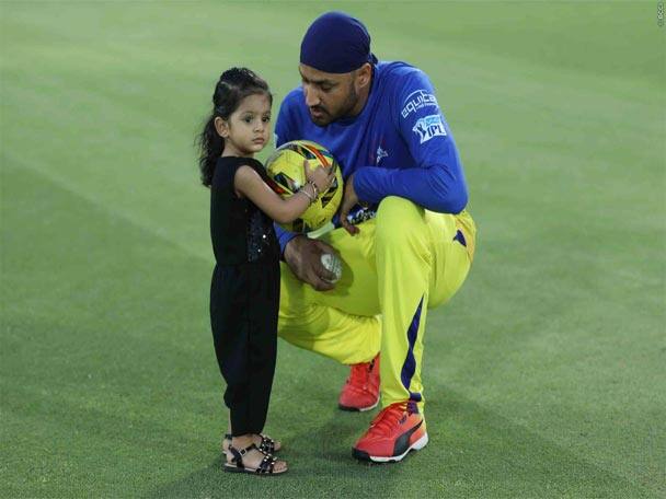 ম্যাচের আগে মাঠে মেয়ে হিনায়ার সঙ্গে দেখা যায় ভাজ্জিকে। 