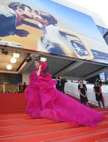 কান চলচ্চিত্র উৎসবে দীপিকা গোলাপি রঙের পোশাকে