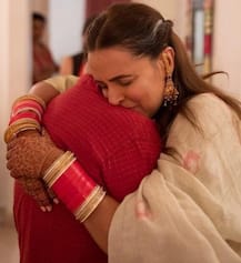 বিদায় নেওয়ার সময় বাধা মানল না চোখের জল, বাবাকে জড়িয়ে কান্না নেহা ধূপিয়ার