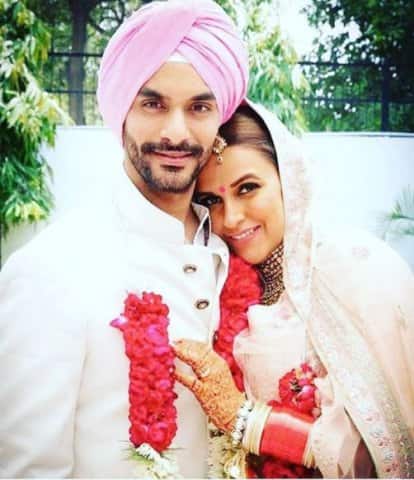 দুই তারকা দীর্ঘদিন ধরেই একে অপরের সঙ্গে ডেট করছিলেন।সোশ্যাল মিডিয়াতেও এর আগেও দুজনের ছবি দেখা গিয়েছে।