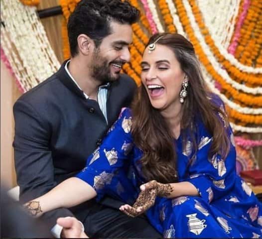 নেহা ও অঙ্গদের বিয়ের ব্যাপারে কোনও আগাম খবরই পাওয়া যায়নি। যখন পরিচালক কর্ণ জোহর দুজনকে বিয়ের অভিনন্দন জানান, তখনই বিষয়টি জানা যায়। 