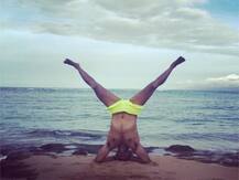 হাওয়াই দ্বীপপুঞ্জে মধুচন্দ্রিমায় গিয়ে কীভাবে সময় কাটাচ্ছেন মিলিন্দ সোমান-অঙ্কিতা