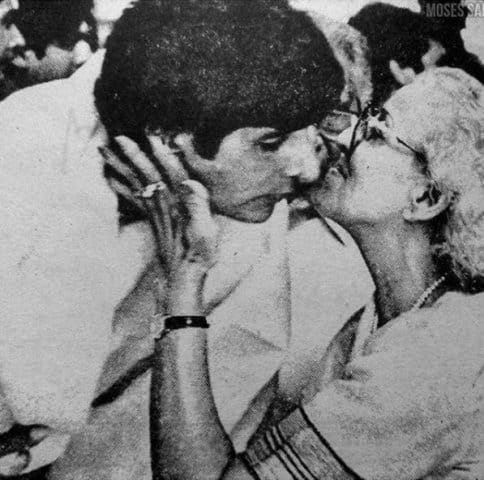 প্রয়াত মা তেজি বচ্চনের সঙ্গে অমিতাভ বচ্চন। কুলি ছবিতে চোট লাগার পর সুস্থ হয়ে মায়ের সঙ্গে দেখা করার পরের এই ছবি।