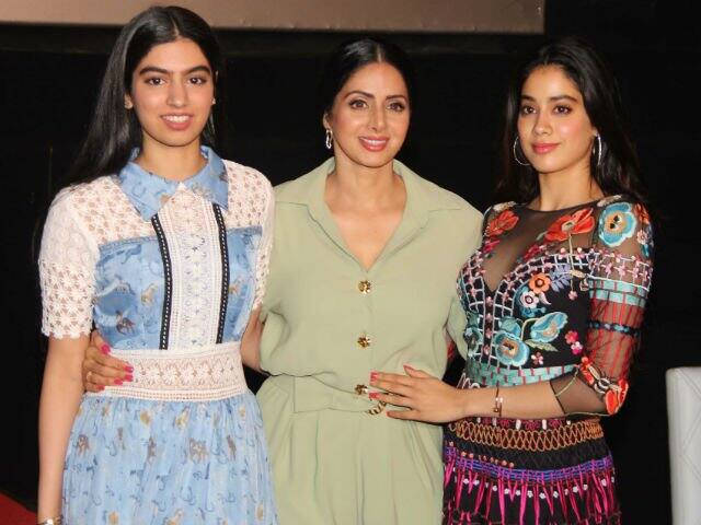 কিছুদিন আগে মারা গিয়েছেন শ্রীদেবী। আজ নিশ্চয় জাহ্নবী ও খুশির মনে পড়ছে তাঁদের মায়ের কথা।