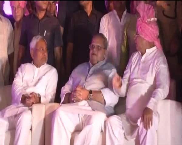 এই বিয়ের আসরে হাজির হন বিহারের মুখ্যমন্ত্রী নীতীশ কুমার। জোট সরকার ভাঙার পর এই প্রথম দেখা হল লালু-নীতীশের