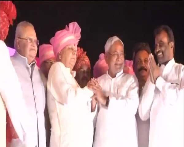 ছেলের বিয়ে উপলক্ষে প্রথমে তিনদিনের প্যারোলে মুক্তি পান পশুখাদ্য কেলেঙ্কারিতে অভিযুক্ত লালু। পরে অবশ্য শারীরিক অসুস্থতার কারণে তিনি ৬ সপ্তাহের জন্য মুক্তি পেয়েছেন