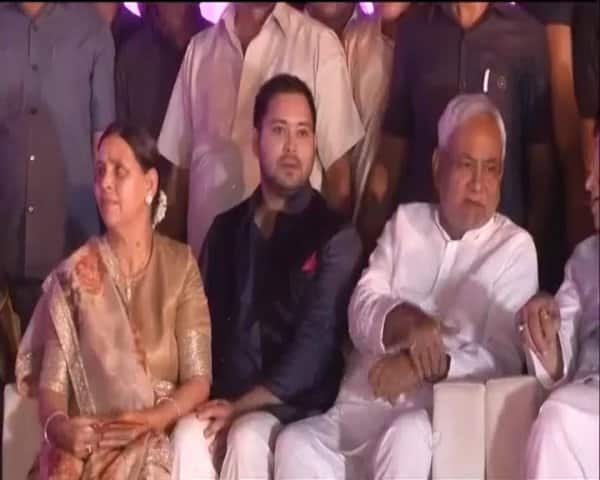 লালুর ছোট ছেলে তেজস্বী ও স্ত্রী রাবড়ি দেবীর সঙ্গেও কথা বলতে দেখা যায় নীতীশকে