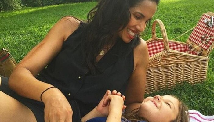 Super Mom Padma Lakshmi this Picture Is Winning The Internet সন্তানকে স্তন্যপান করাতে করাতে এই কাজটি করায় পদ্মালক্ষ্মীর প্রশংসায় নেটিজেনরা