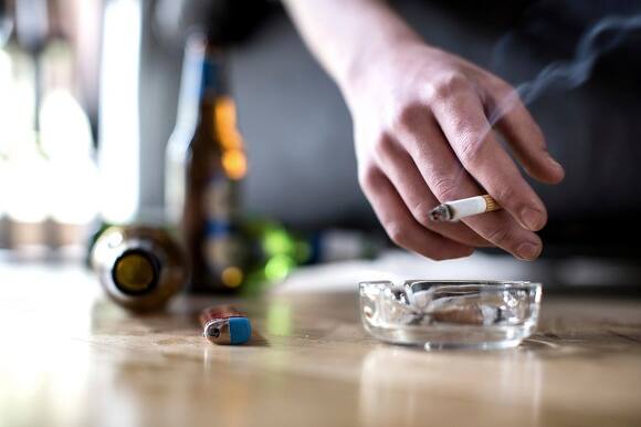 মাদকের চেয়ে শরীরের বেশি ক্ষতি করে তামাক, অ্যালকোহল: দাবি গবেষণায় Alcohol, tobacco pose bigger health threat that illicit drugs মাদকের চেয়ে শরীরের বেশি ক্ষতি করে তামাক, অ্যালকোহল: দাবি গবেষণায়