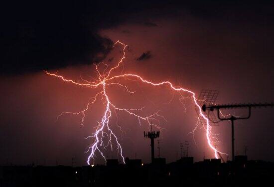 Thunderstorm, rain likely at Purulia, West Burdwan পশ্চিম বর্ধমান ও পুরুলিয়ায় বজ্রবিদ্যুৎ সহ বৃষ্টির সম্ভাবনা