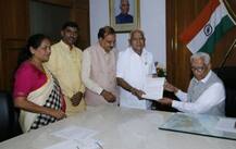 যুদ্ধক্ষেত্র কর্নাটক: জেডিএসকে সমর্থন কংগ্রেসের, তিন নেতাকে বেঙ্গালুরু পাঠাল বিজেপি, রাজ্যপালের কাছে সরকার গঠনের দাবি বিজেপি ও জেডিএসের