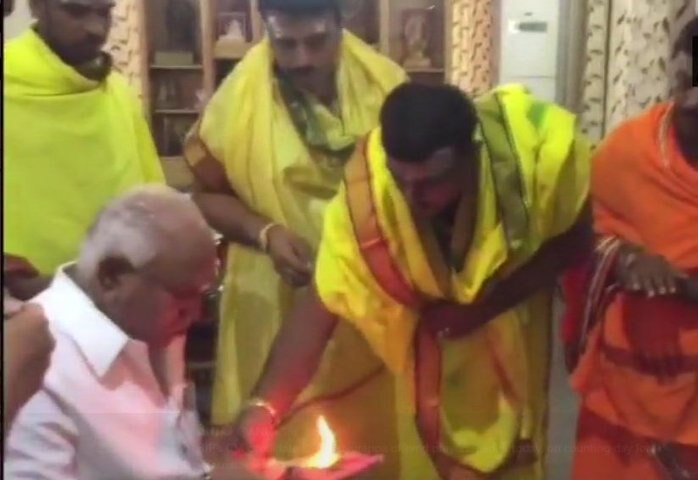 BJP's CM candidate BS Yeddyurappa offers special prayer ahead of results কর্নাটকে একক বৃহত্তম বিজেপি, ৩৫ হাজারের বেশি ভোটে শিকারীপুরে জয়ী ইয়েদুরাপ্পা
