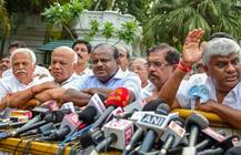 রাজ্যপালের সঙ্গে দেখা করে ১১৭ জন বিধায়কের তালিকা দিয়ে কর্নাটকে সরকার গঠনের দাবি মানতে চাপ কংগ্রেস, জেডি (এস)-এর