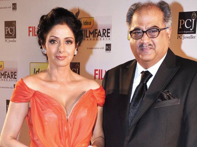 প্রবীণ আইনজীবী সুনীল সিংহও শ্রীদেবীর মৃত্যু নিয়ে প্রশ্ন তুলেছেন। তিনি বলেছেন, ৫.৭ ফুট উচ্চতাবিশিষ্ট একজন কী করে ৫.১ লম্বা বাথটাবে ডুবে যাবেন! 
