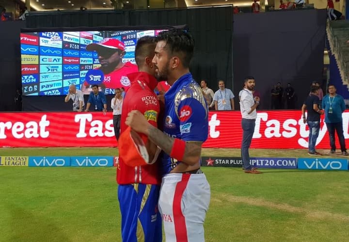 তাঁর সঙ্গে মুম্বই ইন্ডিয়ান্সের হার্দিক পান্ড্যও দলের জার্সি খুলে কিংস ইলেভেনের জার্সি পরলেন।