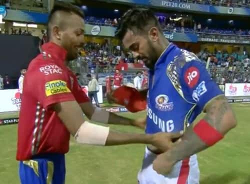 ম্যাচের পর রাহুলকে নিজের দলের জার্সি খুলে মুম্বই ইন্ডিয়ান্সের জার্সি পরতে দেখা গেল।