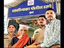 ভাঙা পড়েছে মাথা গোঁজার ঠাঁই, পথে নেমে আসা প্রৌঢ়ার পাশে দাঁড়াল মুম্বই পুলিশ