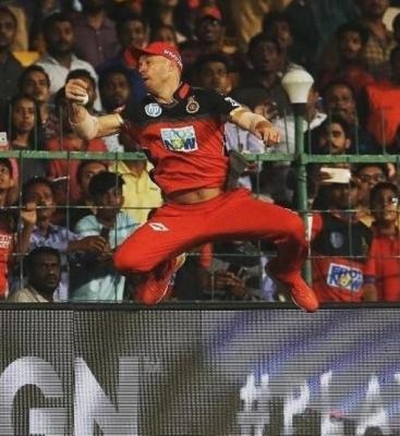 IPL: Virat Kohli Compares AB de Villiers To A Marvel Superhero After Miracle Catch দেখুন: বাউন্ডারি লাইনে বিস্ময়কর ক্যাচ ডিভিলিয়ার্সের, 'জীবন্ত স্পাইডারম্যান', তারিফ কোহলির