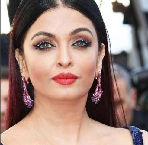 ঐশ্বর্যা রাইয়ের দাবি দাওয়া শুনলে চোখ কপালে উঠবে আপনার। তিনি নাকি কিছুদিন আগে এক বিমান কর্মীকে হুকুম দেন, বিমানের সবরকম খাবার দাবার তাঁর সামনে নিয়ে আসতে, দেখে টেখে তিনি জানাবেন, কোনটা খাবেন, কোনটা খাবেন না।