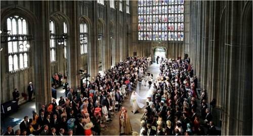 ২০১৬-র জুলাইয়ে বন্ধুদের মাধ্যমে আলাপ হয় হ্যারি ও মেগানের। এরপরেই শুরু হয় ডেটিং