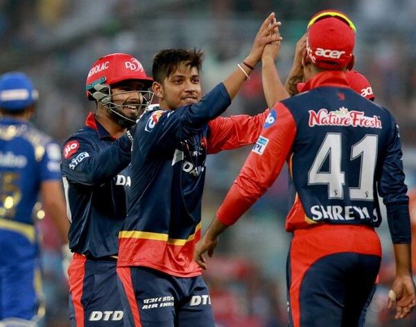 দিল্লির হয়ে নেপালের তরুণ বোলার সন্দীপ লামিচানে, হর্ষল পটেল ও অমিত মিশ্র তিনটে করে উইকেট নেন। ট্রেন্ট বোল্টের সংগ্রহ একটি উইকেট। 