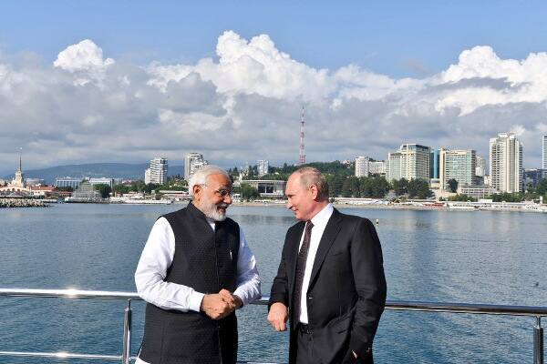 মোদী টুইটারে লেখেন, সমুদ্রের বুকে ভাসতে ভাসতে দুজনে অনেক বিষয় নিয়ে আলোচনা করেন। 