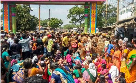 Tamil Nadu: 11 killed in police action in anti-Sterlite protest, CM orders probe স্টারলাইট কারখানা বন্ধের দাবিতে আন্দোলন ঘিরে অগ্নিগর্ভ তামিলনাড়ুর তুতিকোরিন, পুলিশের গুলিতে মৃত ১১