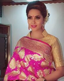 আরশি খানকে সাহসী রাত পোশাকে দেখেছেন, এবার দেখুন বেনারসীতে