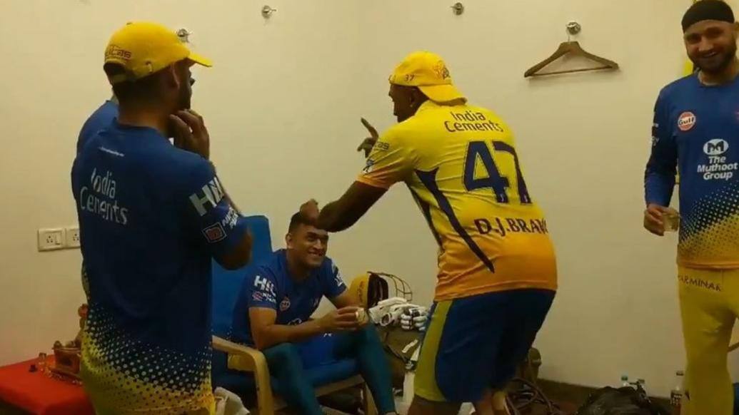 দেখুন: আইপিএলের ফাইনালে ওঠার আনন্দে দলের ড্রেসিংরুমে ধোনির সামনে নাচ ব্র্যাভোর, সঙ্গে ভাজ্জি watch dj bravos groovy tribute to captain dhoni after getting through to the final দেখুন: আইপিএলের ফাইনালে ওঠার আনন্দে দলের ড্রেসিংরুমে ধোনির সামনে নাচ ব্র্যাভোর, সঙ্গে ভাজ্জি
