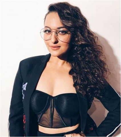 সলমন খানের বিপরীতে ‘দাবাঙ্গ’ ছবির মাধ্যমে বলিউডে অভিষেক হয় সোনাক্ষীর। ছবি সৌজন্যে ইনস্টাগ্রাম