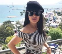 ৫০! এই অভিনেত্রীর রূপের সামনে বয়স একটা সংখ্যা মাত্র....