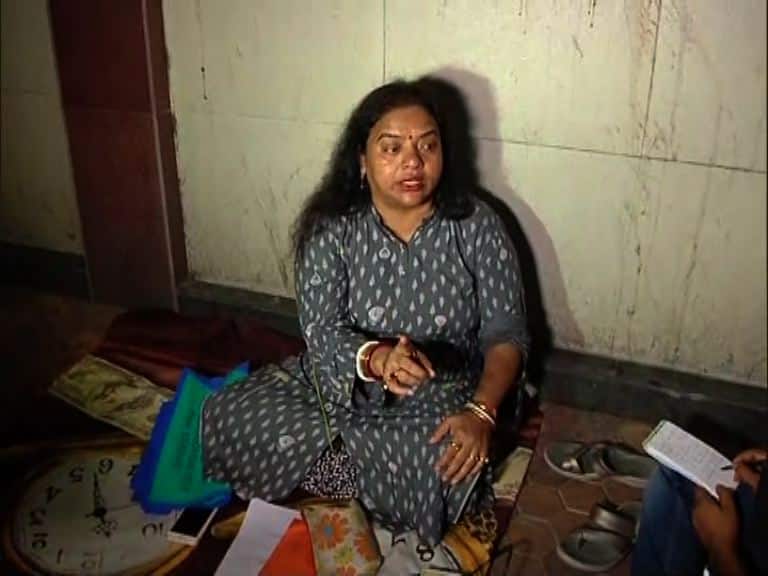 Mayor wife sits in dharna in front of Mayor’s house শোভনের বাড়ির সামনে মেয়র পত্নীর ধর্না, গ্রেফতার করল পুলিশ, পরে জামিন