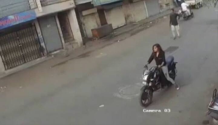 অস্মিতার একটি ভিডিও ভাইরাল হয়ে গিয়েছে। তাতে দেখা যাচ্ছে, দোকানে দোকানে ভয় দেখিয়ে টাকা তুলছেন তিনি। সে সময় তাঁকে গ্রেফতার করে পুলিশ।
