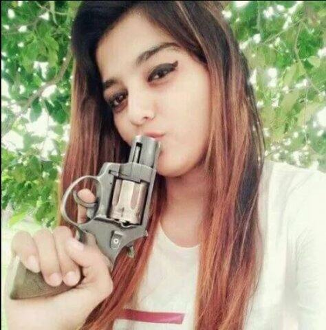 তাঁকে দেখেই পানওয়ালা দোকান ফেলে চম্পট দেয়।
