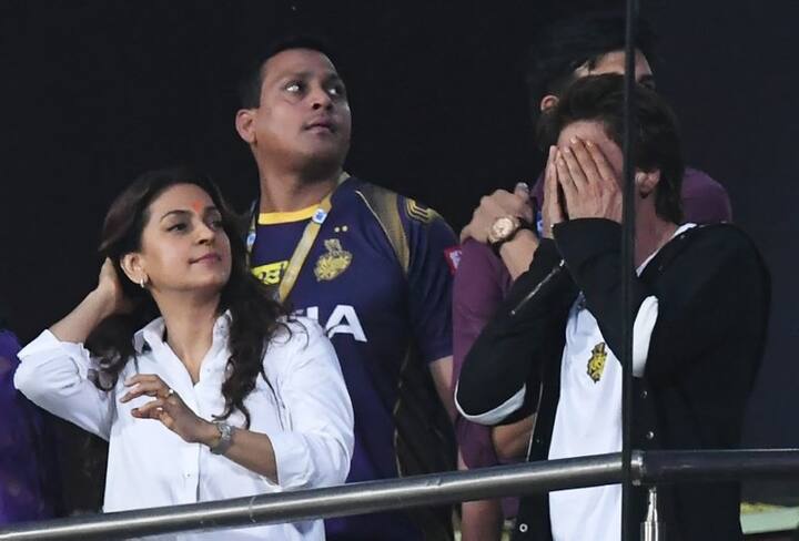 কেকেআরের খেলা থাকলে সাধারণত মাঠে দেখা যায় দলের মালিক শাহরুখ খানকে। যদিও গতকালের ম্যাচে থাকতে পারেননি বলিউড তারকা। 