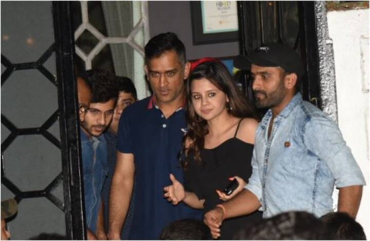 তার আগে গতরাতে স্ত্রী সাক্ষীকে নিয়ে নৈশভোজে যান ধোনি।