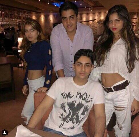 কিছুদিন আগে অমিতাভ বচ্চনের নাতি অগস্ত্য নন্দর সঙ্গে সুহানার এই ছবিটি সোশ্যাল মিডিয়ায় ছড়িয়ে পড়ে। মুকেশ অম্বানির ভাবী পুত্রবধূ শ্লোকা মেহতাও ছবিতে রয়েছেন।