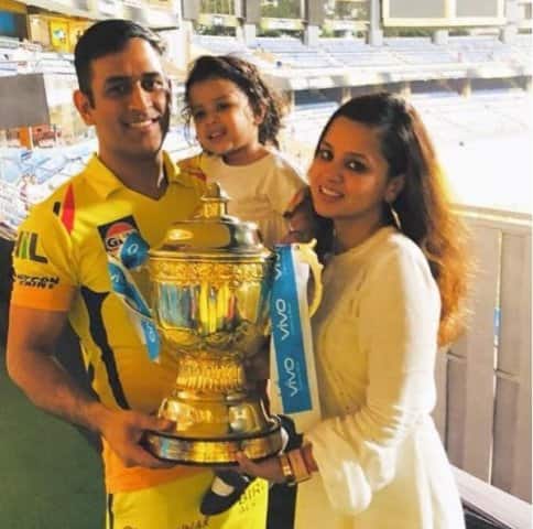 ট্রফি হাতে স্ত্রী ও মেয়ের সঙ্গে ধোনি