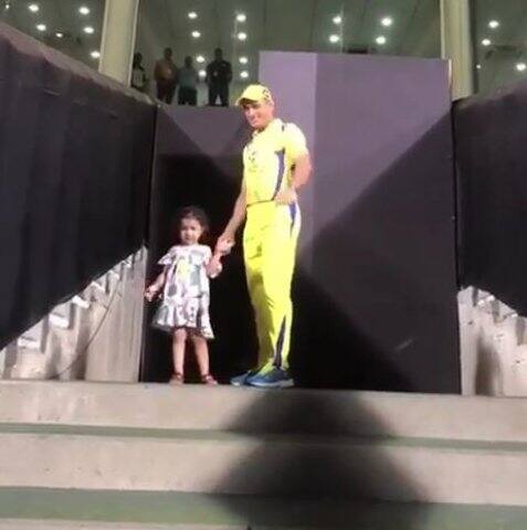 ধোনি-জিভার কিছু আবেগঘন মিষ্টি মুহূর্ত