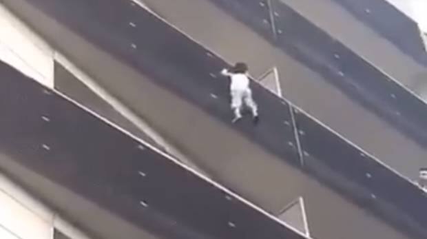 পাঁচ তলার বারান্দা থেকে ঝুলছে শিশু, প্রাণের ঝুঁকি নিয়ে খুদেকে বাঁচালেন এই তরুণ, ভিডিও ভাইরাল Watch: Hero climbs 4 floors to save toddler পাঁচ তলার বারান্দা থেকে ঝুলছে শিশু, প্রাণের ঝুঁকি নিয়ে খুদেকে বাঁচালেন এই তরুণ, ভিডিও ভাইরাল