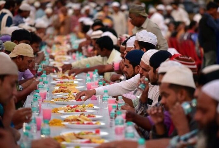 Amazing humanitarian gesture! Ancient Lucknow temple hosts iftar লখনউয়ের প্রাচীন মন্দিরে মহিলা পুরোহিত,  এবার সেখানে আয়োজন ইফতারের