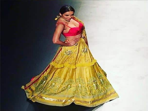 তাঁদের সরাসরি মালাইকার প্রশ্ন, সাঁতার কাটতে জলে মানুষ কি পরে নামবেন বলে এই নীতি পুলিশরা আশা করেন?