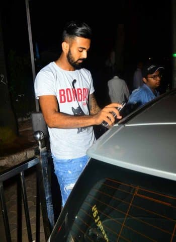 আর রাহুলের পরনে ছিল সাদা টি শার্ট ও জিন্স।