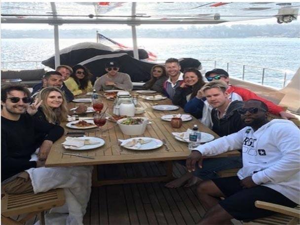 এছাড়া দুজন দুজনকে সমানে টেক্সটও করে যান। তবে সম্পর্কটা ভীষণই ক্যাজুয়াল