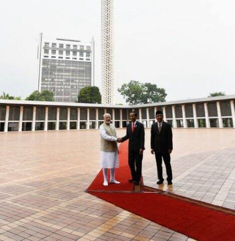 ইস্তিকলাল মসজিদ দক্ষিণ-পূর্ব এশিয়ায় মুসলিমদের বৃহত্তম ধর্মস্থান। লোক ধরার দিক থেকে এটি তৃতীয় বৃহত্তম সুন্নি মসজিদ। ছবি সৌজন্যে ট্যুইটার