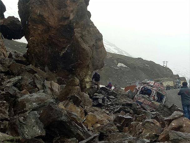 Many Bengali tourists got stranded at Dras due to landslide, Mamata expresses concern লেহ্ থেকে শোনমার্গ আসার পথে ধস, দ্রাসে আটকে বহু বাঙালি পর্যটক, উদ্বেগপ্রকাশ মুখ্যমন্ত্রীর