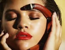 শরীরে সাপ জড়িয়ে হট-ডেয়ারিং ফটোশ্যুট হলিউড মডেলের...