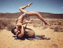 দেখুন! যোগ ব্যায়ামের কঠিন মুদ্রা অভ্যাসের মাঝেও স্বামীকে চুম্বন করছেন এই অভিনেত্রী